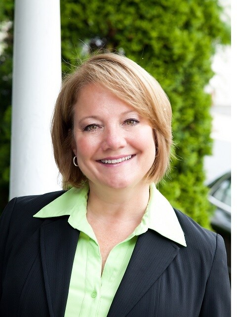 Beth Hicks - Sales Associate in Hamilton, VA