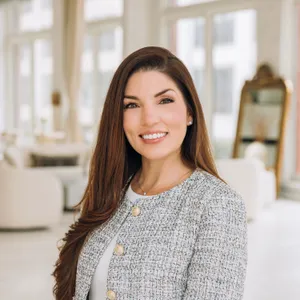 Laura Davis - Real Estate Broker in Chicago