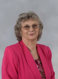 Vickie Oelschlaeger - Broker/Owner in Hermann, MO